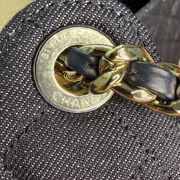 New Matthieu Blazy Chanel - 1st New Collection Launch - Chanel 25 Dark Denim SM - Picture 4 of 9